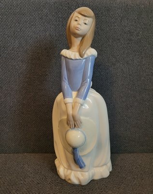 Nao By Lladro Girl Holding Hat 1982
