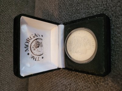 1883 Morgan silver Dollar -EXTREMELY FINE A coin in a gift case