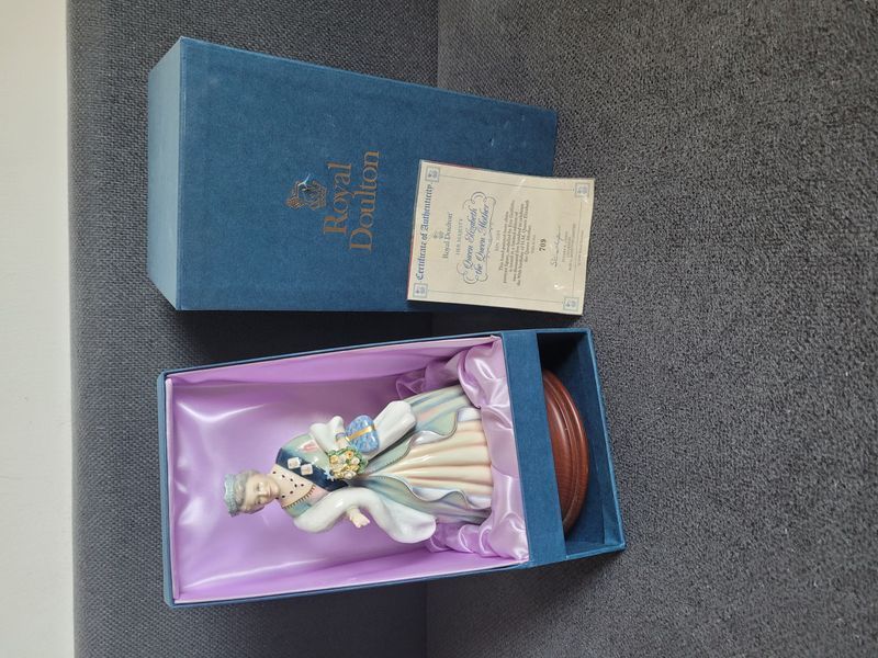 Porcel&aacute;nov&aacute; figurka &bdquo;Queen Elizabeth the Queen Mother&ldquo; &mdash; Royal Doulton, HN3189