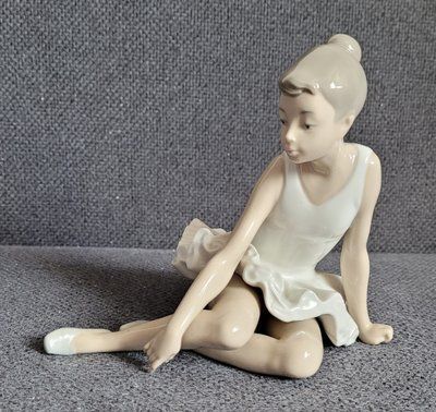 Nao by Lladro "Seated Ballerina" | Figura de porcelana | Spain