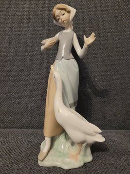 Девушка с гусём от Lladro №1052 | Фарфоровая статуэтка | Испания  1052  фото
