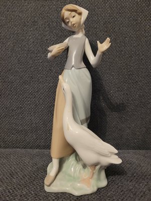 Lladro Figurine GIRL FEEDING Goose #1052