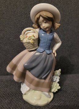 Девочка с корзинкой цветов от Lladro №5221 | Фарфоровая статуэтка | Испания  5221 фото