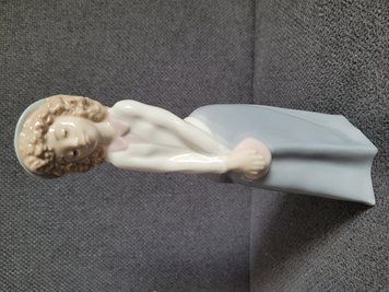 Porcel&aacute;nov&aacute; figurka NAO by Lladr&oacute; &bdquo;Zamy&scaron;len&aacute; d&iacute;vka&ldquo; č. 1121