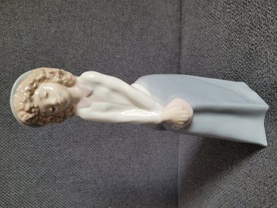 Figura de porcelana NAO by Lladr&oacute; &laquo; Joven pensativa &raquo; n&ordm; 1121