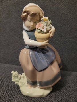 Девочка с цветочным горшком от Lladro №5223 "Весна пришла" | Фарфоровая статуэтка | Испания 5223 фото