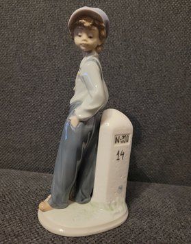 Мальчик у указателя от Lladro №5400 "Странник" | Фарфоровая статуэтка | Испания 5400 фото