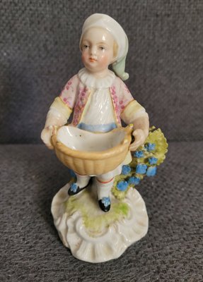 Sitzendorf statuette "Child with basket"