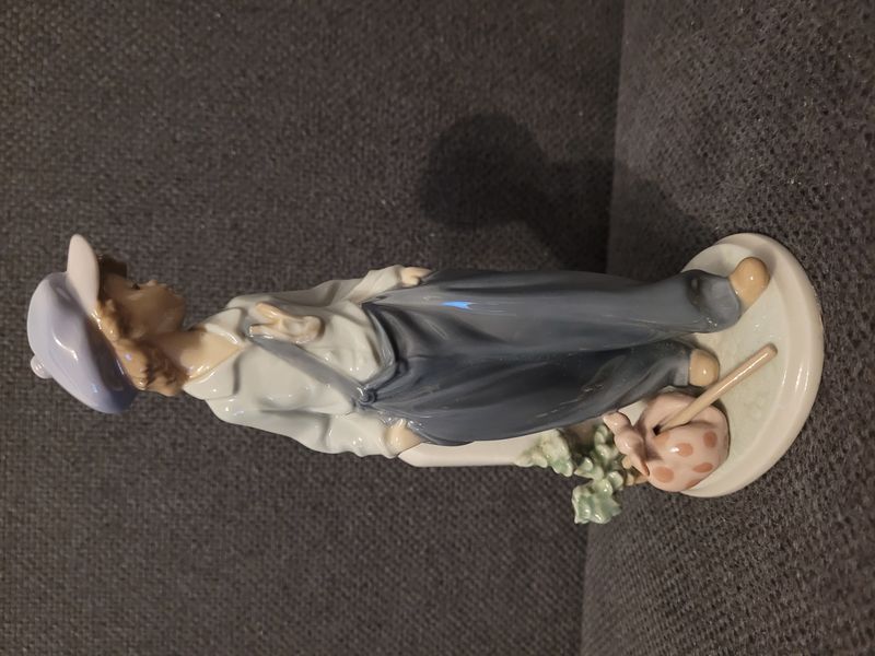 Junge am Wegweiser von Lladro Nr. 5400 &bdquo;Der Wanderer&ldquo; | Porzellanfigur | Spanien