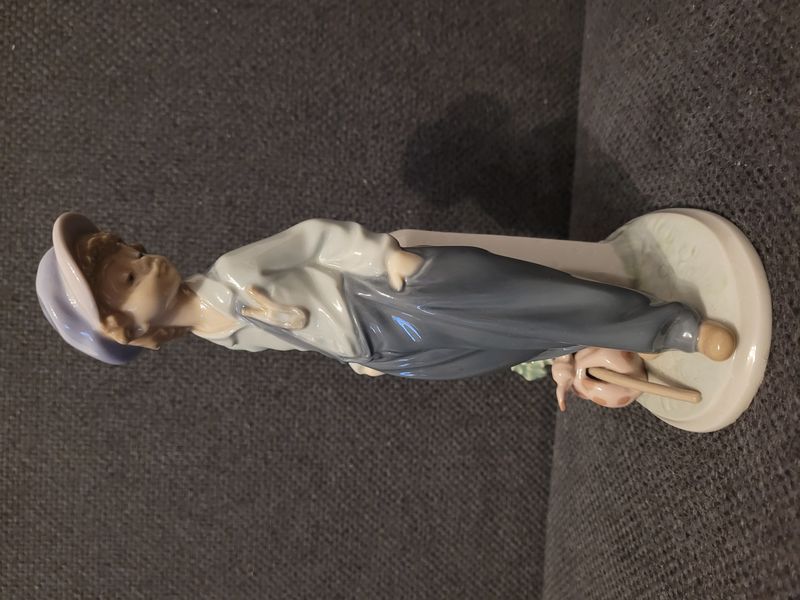 Junge am Wegweiser von Lladro Nr. 5400 &bdquo;Der Wanderer&ldquo; | Porzellanfigur | Spanien