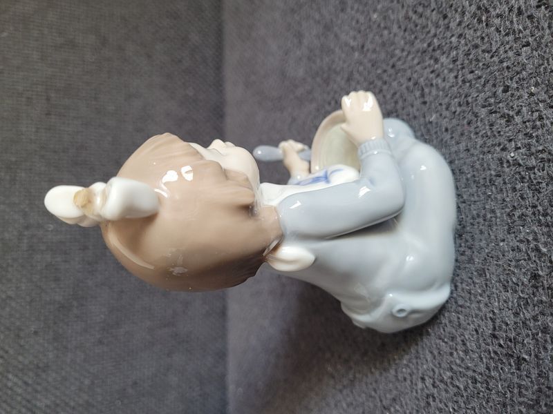 NAO by Lladr&oacute; Porcelain Figurine &ldquo;Soup Time&rdquo; No. 1075