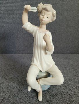 Девочка с расчёской &mdash; Lladro №1081 | Фарфор | Испания 1081 фото