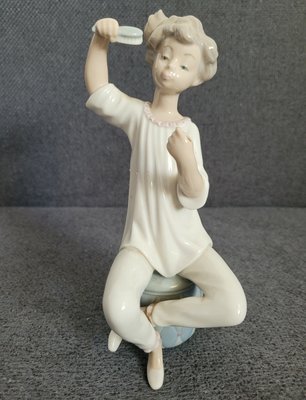 Lladro Figurine girl with brush and mirror #1081