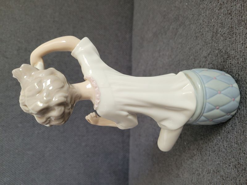 M&auml;dchen mit Kamm &ndash; Lladro Nr. 1081 | Porzellan | Spanien