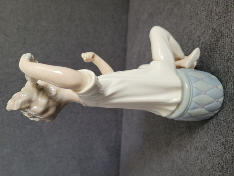 M&auml;dchen mit Kamm &ndash; Lladro Nr. 1081 | Porzellan | Spanien