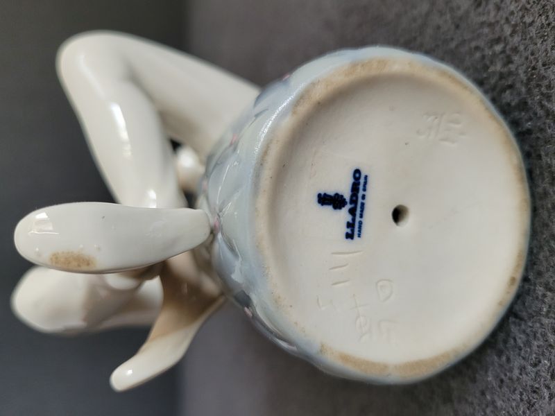 M&auml;dchen mit Kamm &ndash; Lladro Nr. 1081 | Porzellan | Spanien