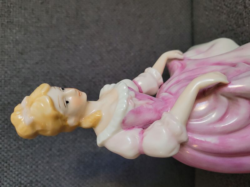 Figura de porcelana &laquo;Dama con vestido rosa&raquo; al estilo de Sitzendorf / Grafenthal, pintada a mano