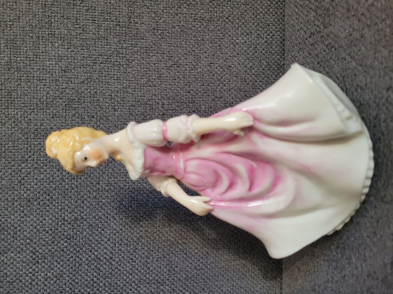 Figura de porcelana &laquo;Dama con vestido rosa&raquo; al estilo de Sitzendorf / Grafenthal, pintada a mano