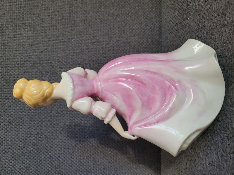Figura de porcelana &laquo;Dama con vestido rosa&raquo; al estilo de Sitzendorf / Grafenthal, pintada a mano