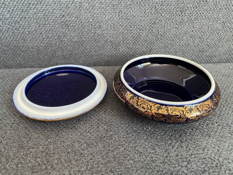 Couple in the Garden &ndash; Limoges Castel | Trinket Box | France, 1970&ndash;1979