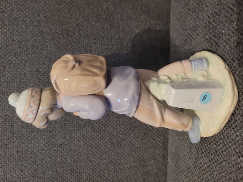 Ni&ntilde;o con mochila y perrito de Lladro N&ordm; 6017 &laquo;Thursday&rsquo;s Child&raquo; | Figura de porcelana | Espa&ntilde;a
