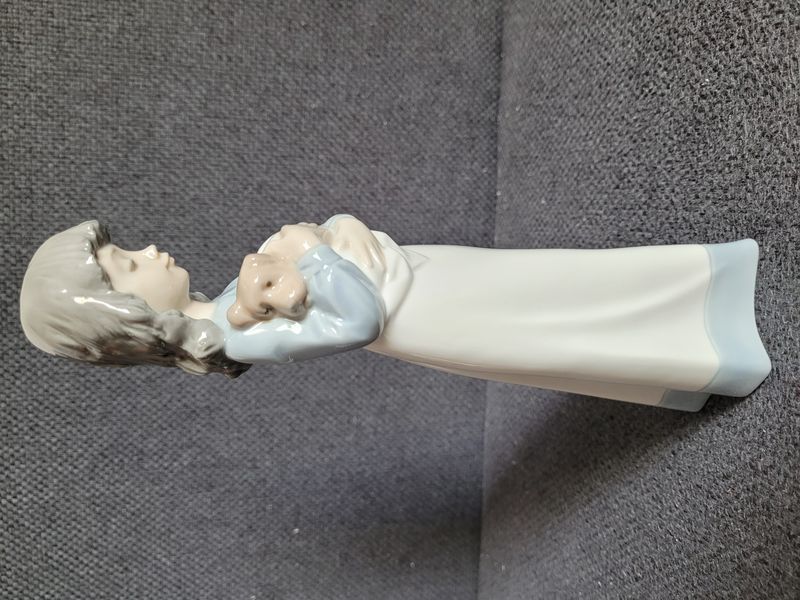 Figurine en porcelaine NAO by Lladr&oacute; &laquo; M&egrave;re avec b&eacute;b&eacute; &raquo; n&deg; 1118