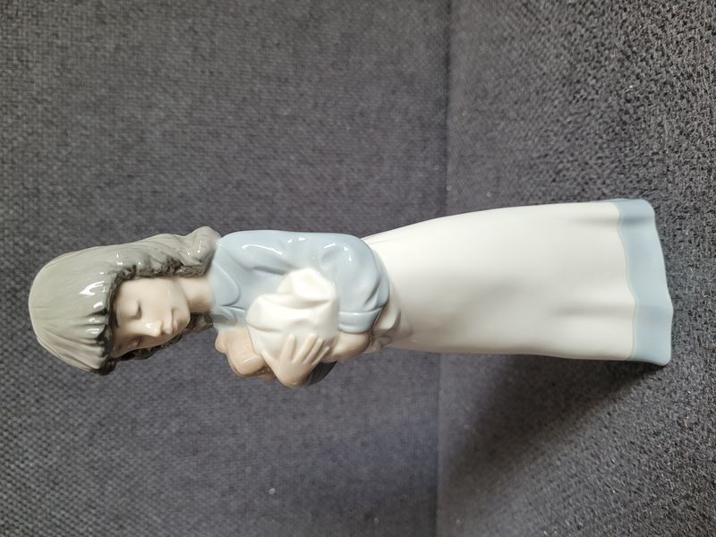 Figurine en porcelaine NAO by Lladr&oacute; &laquo; M&egrave;re avec b&eacute;b&eacute; &raquo; n&deg; 1118