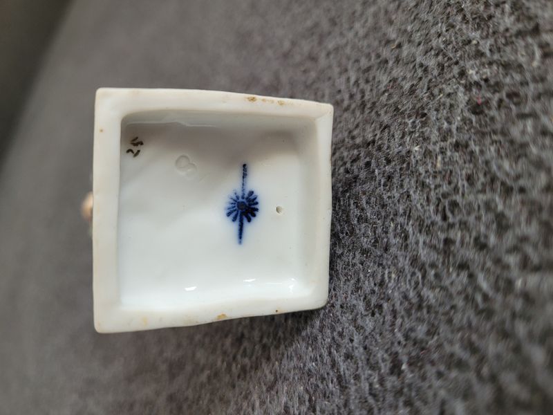 Antik porcel&aacute;nfigura N&eacute;pviseletbe &ouml;lt&ouml;z&ouml;tt ifj&uacute; Triebner Ens Volkstedt N&eacute;metorsz&aacute;g