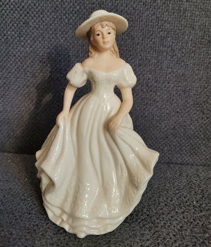 Porcel&aacute;nov&aacute; figurka &bdquo;Romance&ldquo; The Regal Collection, Anglie, ručn&iacute; pr&aacute;ce