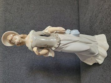 Девушка с зонтом &mdash; Lladro №5003 | Фарфор | Испания 5003 фото