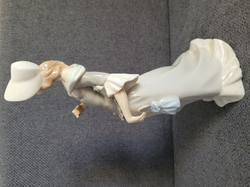 Ni&ntilde;a con sombrilla &ndash; Lladro n&ordm; 5003 | Porcelana | Espa&ntilde;a