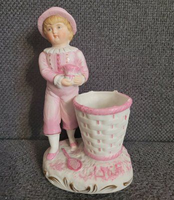 Figura vintage de porcelana de un ni&ntilde;o con cesta, Alemania, finales del siglo XIX &ndash; principios del XX