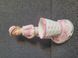 Vintage porcel&aacute;nfigura kos&aacute;rral &aacute;br&aacute;zolt gyermekkel, N&eacute;metorsz&aacute;g, 19. sz&aacute;zad v&eacute;ge &ndash; 20. sz&aacute;zad eleje