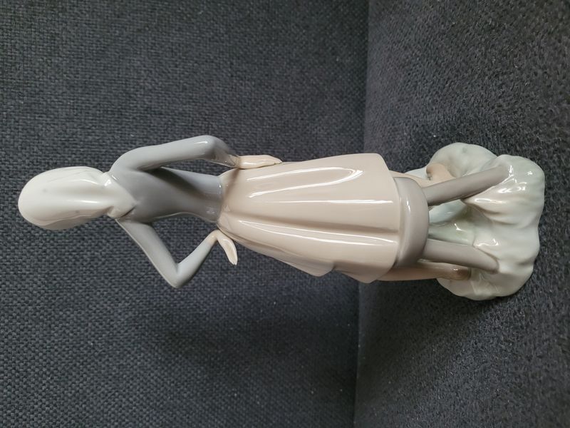 M&auml;dchen mit Gans am Eimer &ndash; Lladro Nr. 4682 | Porzellan | Spanien