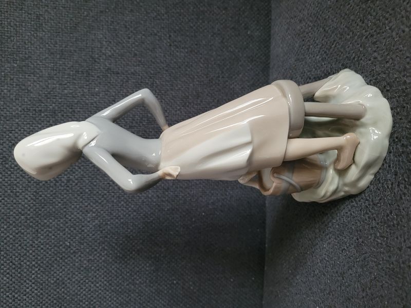 M&auml;dchen mit Gans am Eimer &ndash; Lladro Nr. 4682 | Porzellan | Spanien