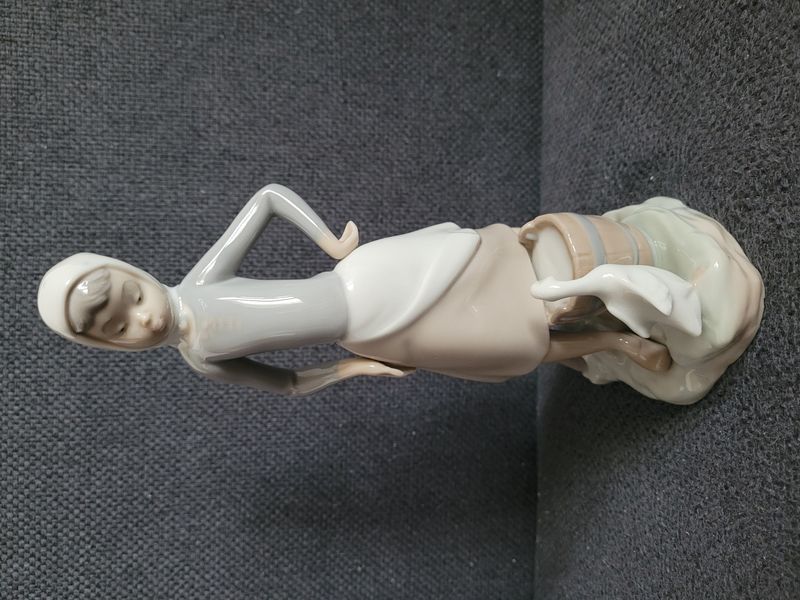 M&auml;dchen mit Gans am Eimer &ndash; Lladro Nr. 4682 | Porzellan | Spanien