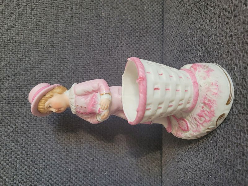 Vintage porcel&aacute;nfigura kos&aacute;rral &aacute;br&aacute;zolt gyermekkel, N&eacute;metorsz&aacute;g, 19. sz&aacute;zad v&eacute;ge &ndash; 20. sz&aacute;zad eleje