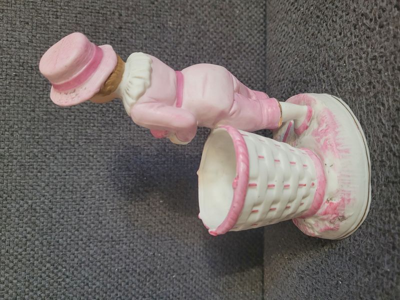 Vintage porcel&aacute;nfigura kos&aacute;rral &aacute;br&aacute;zolt gyermekkel, N&eacute;metorsz&aacute;g, 19. sz&aacute;zad v&eacute;ge &ndash; 20. sz&aacute;zad eleje