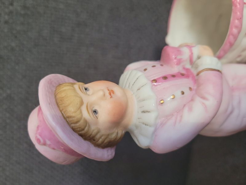 Vintage porcel&aacute;nfigura kos&aacute;rral &aacute;br&aacute;zolt gyermekkel, N&eacute;metorsz&aacute;g, 19. sz&aacute;zad v&eacute;ge &ndash; 20. sz&aacute;zad eleje