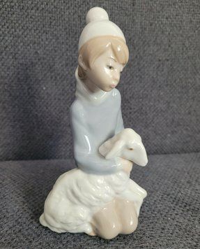 Мальчик с ягнёнком &mdash; Lladro №4676 | 1969 | Фарфор | Испания 4676 фото