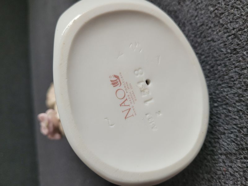 Porcel&aacute;nov&aacute; figurka NAO by Lladr&oacute; &bdquo;My Carnations&ldquo; č. 1518 &Scaron;panělsko