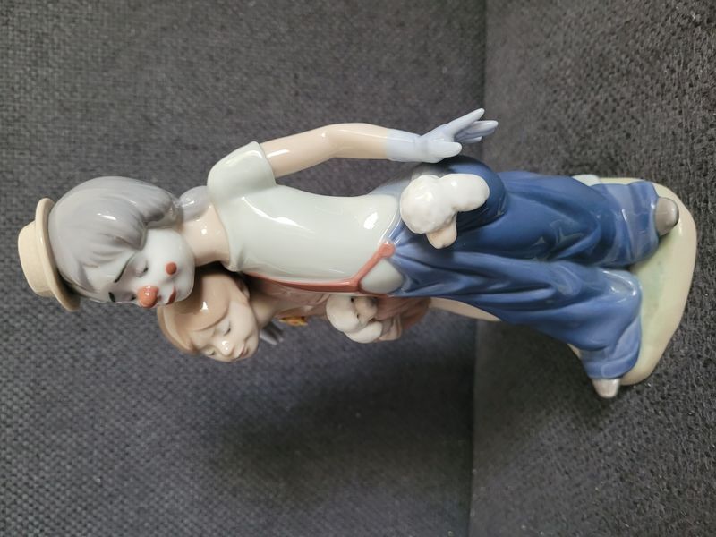 Clown mit M&auml;dchen und Welpen &ndash; Lladro Nr. 7686 | 2000 | Porzellan | Spanien