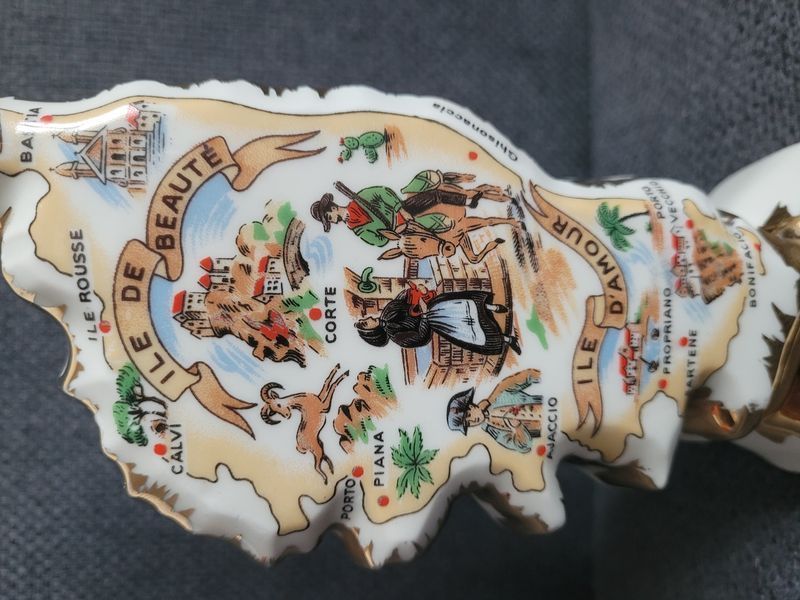 Vintage porcelanowa karafka &bdquo;La Corse &ndash; &Icirc;le de Beaut&eacute;&rdquo;, Francja